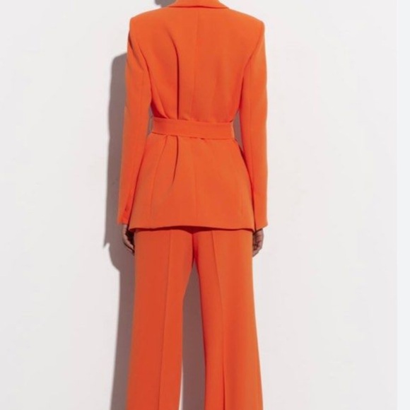 BELTED TUXEDO COLLAR BLAZER
WITH MATCHING PANTS SIZE L
LI ORANGE
REF. 2551/187 - Picture 5 of 11